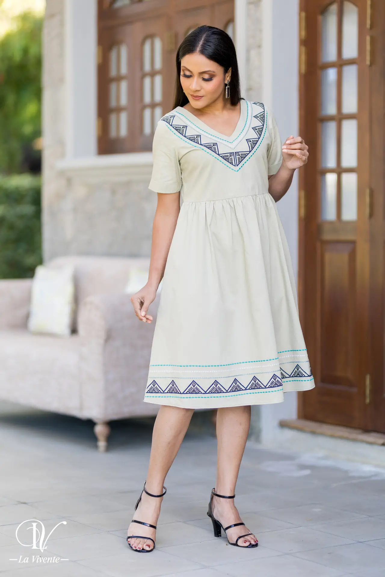 Embroidered V-necked short dress - Image 3