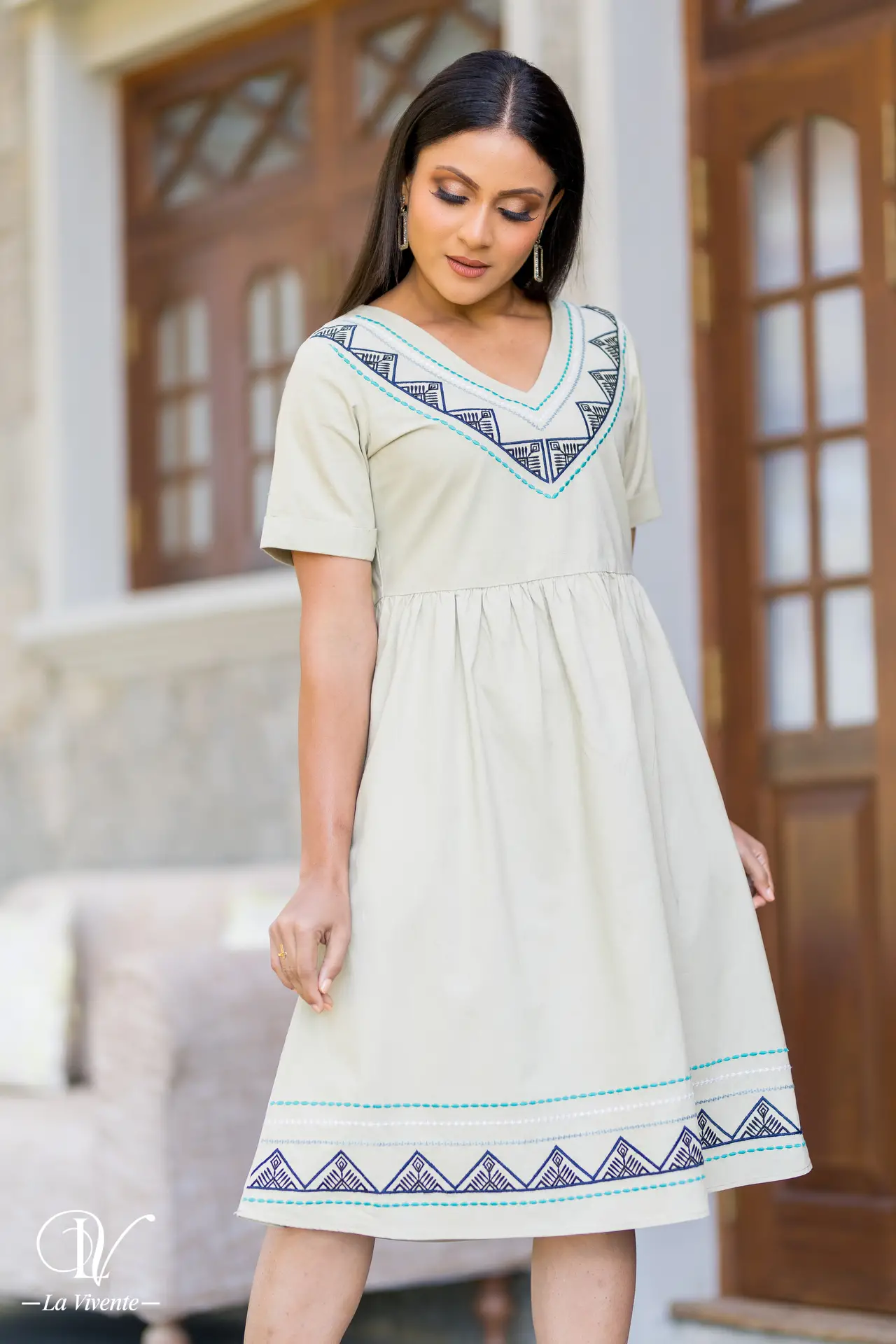 Embroidered V-necked short dress - Image 2