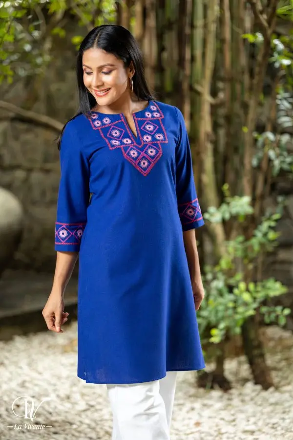 Embroidered Linen Kurta - Image 3