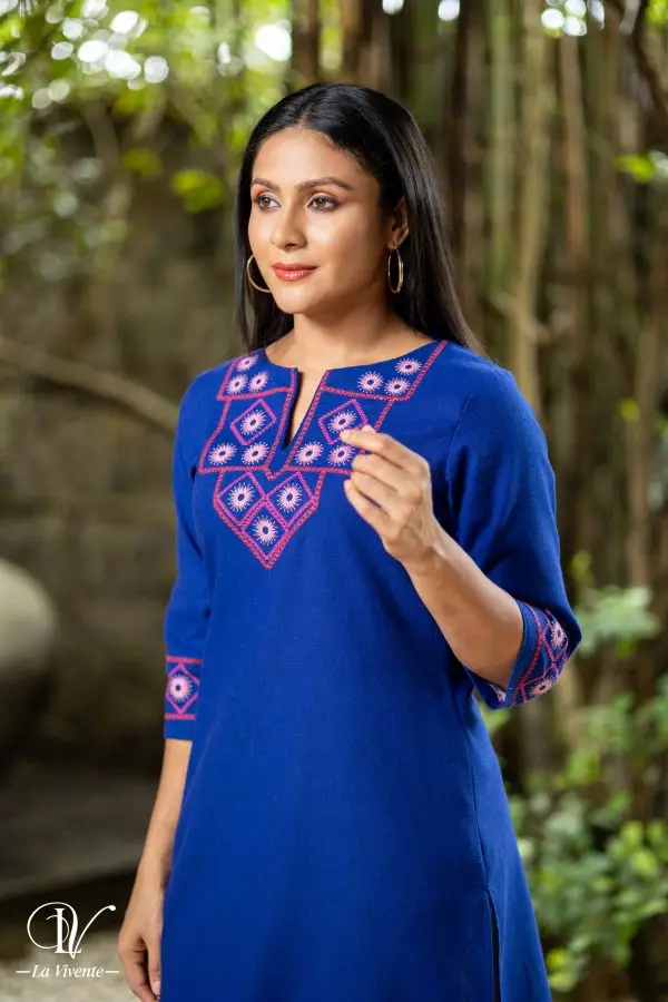 Embroidered Linen Kurta - Image 2
