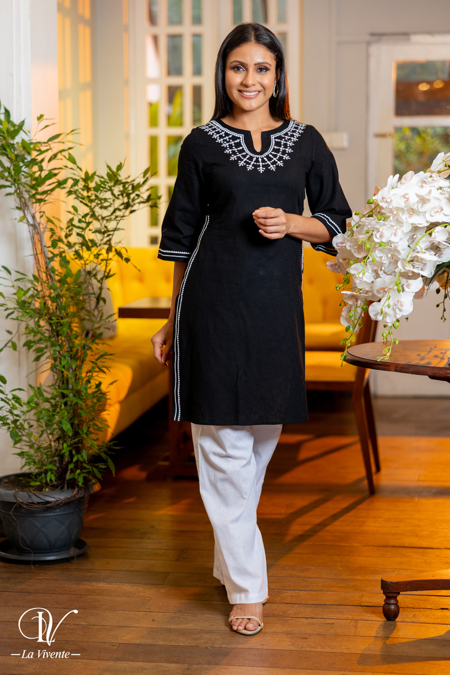 Geometric Embroidered Notch Necked Kurta - La Vivente