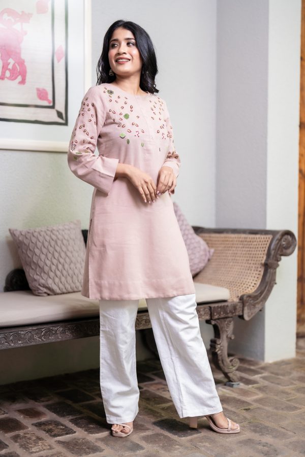 Floral Embroidered Kurta With Placket - La Vivente