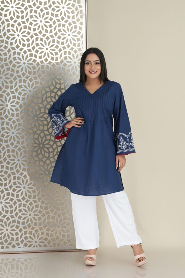 Embroidered pintuck detailed bell sleeved kurta - Image 4
