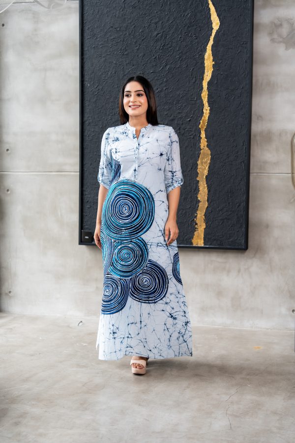 Abstract Yoke Detailed Collared Batik Maxi Dress - Image 5