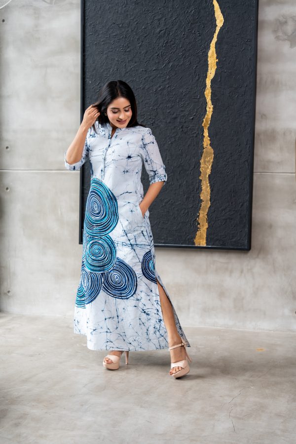 Abstract Yoke Detailed Collared Batik Maxi Dress - Image 4