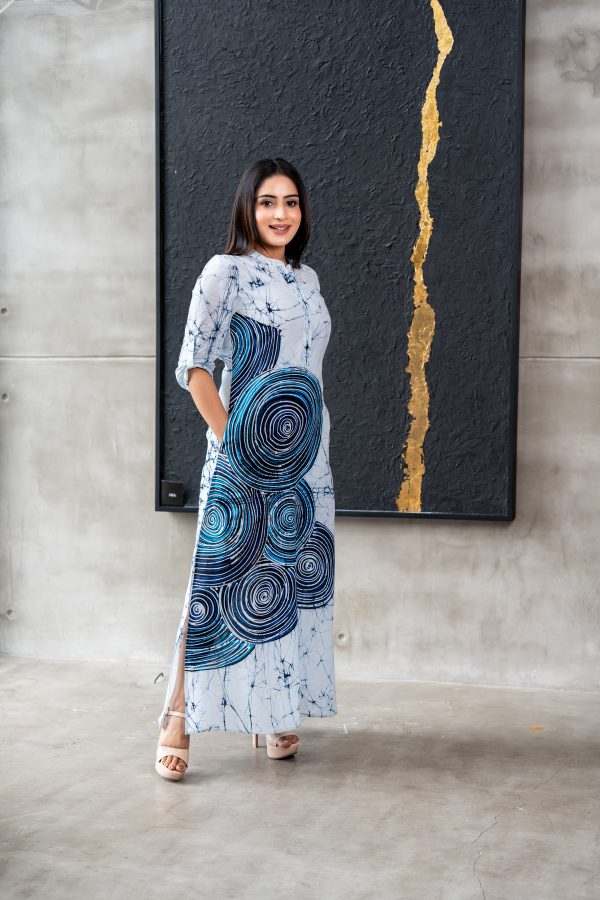 Abstract Yoke Detailed Collared Batik Maxi Dress - Image 3