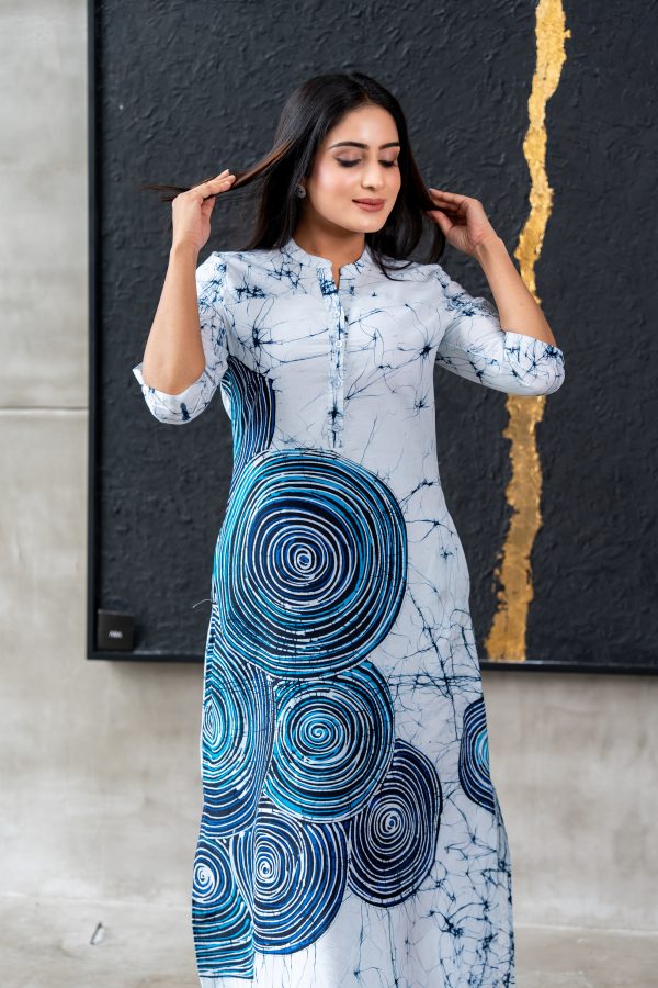 Abstract Yoke Detailed Collared Batik Maxi Dress - Image 2