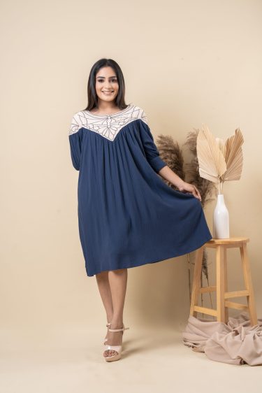 Two-tone embroidered loose-fit short dress