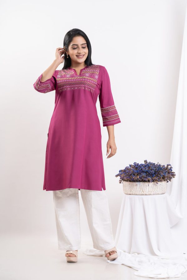 Embroidered notch-necked kurta - Image 5