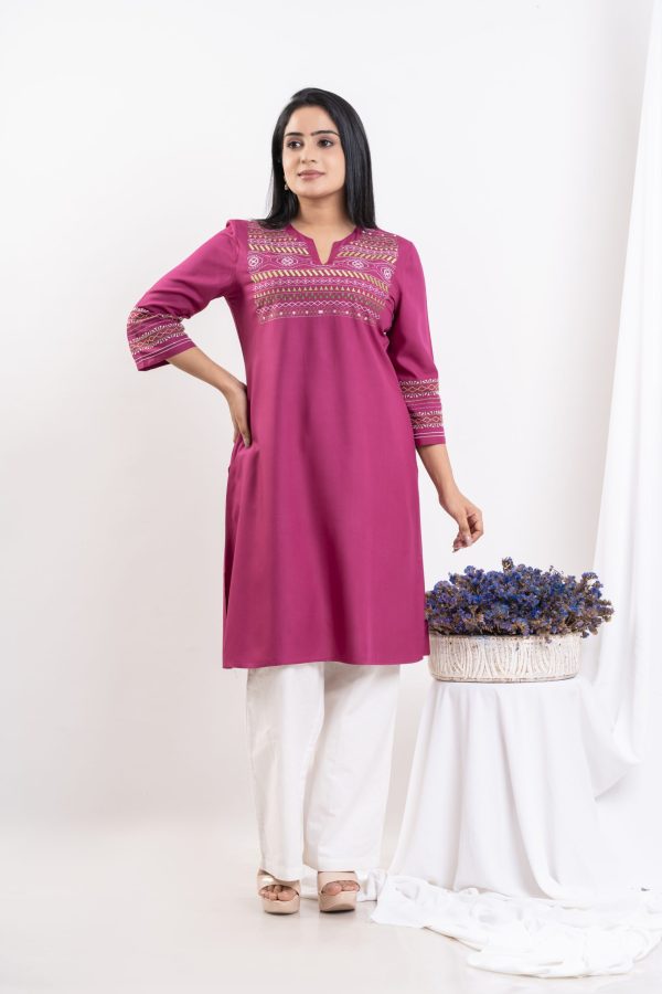 Embroidered notch-necked kurta - Image 2