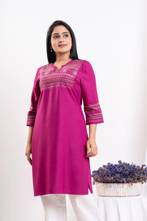 Embroidered notch-necked kurta - Image 3