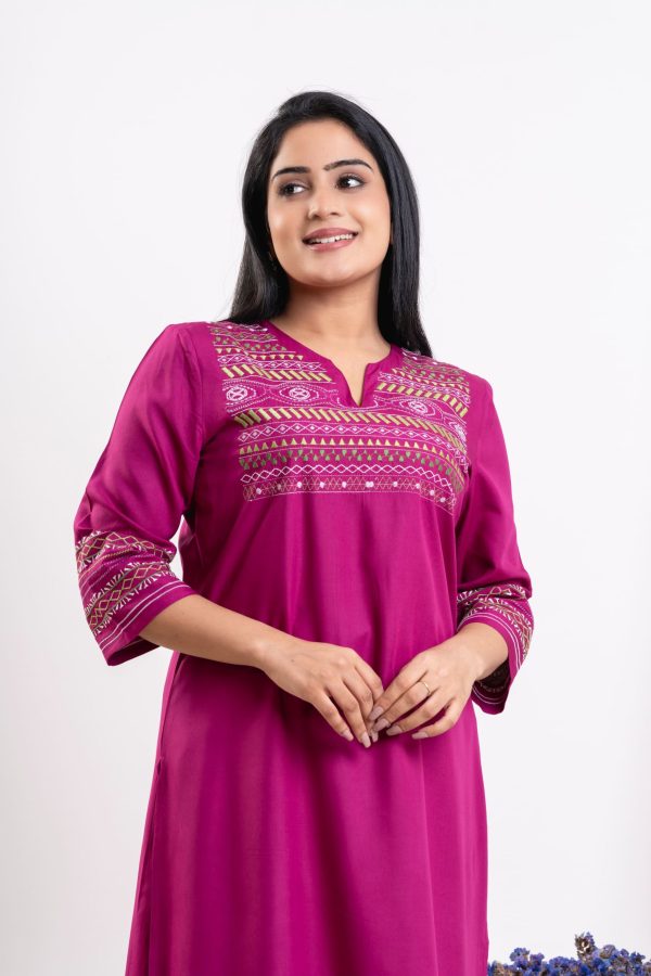 Embroidered notch-necked kurta - Image 4