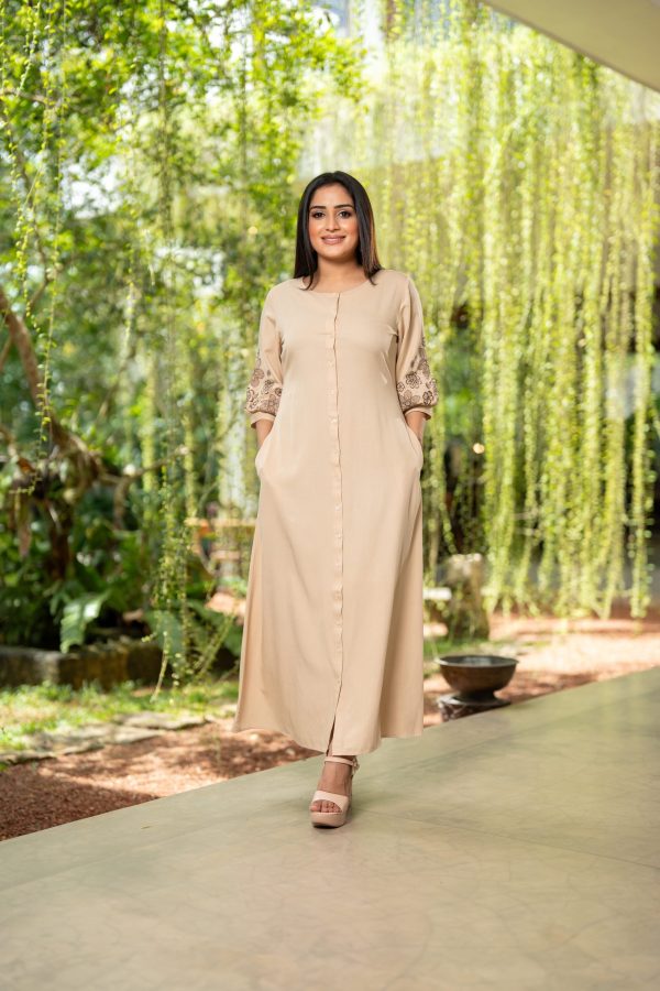 Sleeve Embroidered Curve Necked Maxi Dress
