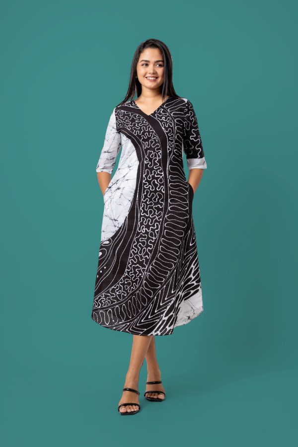 Curved Hem Monochrome Batik Midi Dress - Image 4