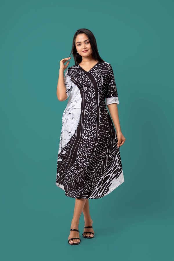 Curved Hem Monochrome Batik Midi Dress - Image 3