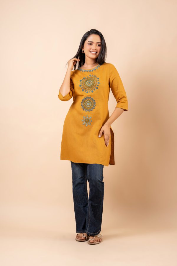 Geometric Embroidered Round Neck Kurta - Image 5