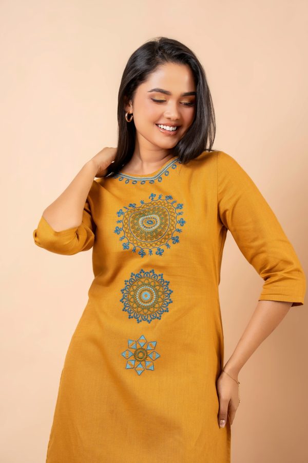 Geometric Embroidered Round Neck Kurta - Image 3