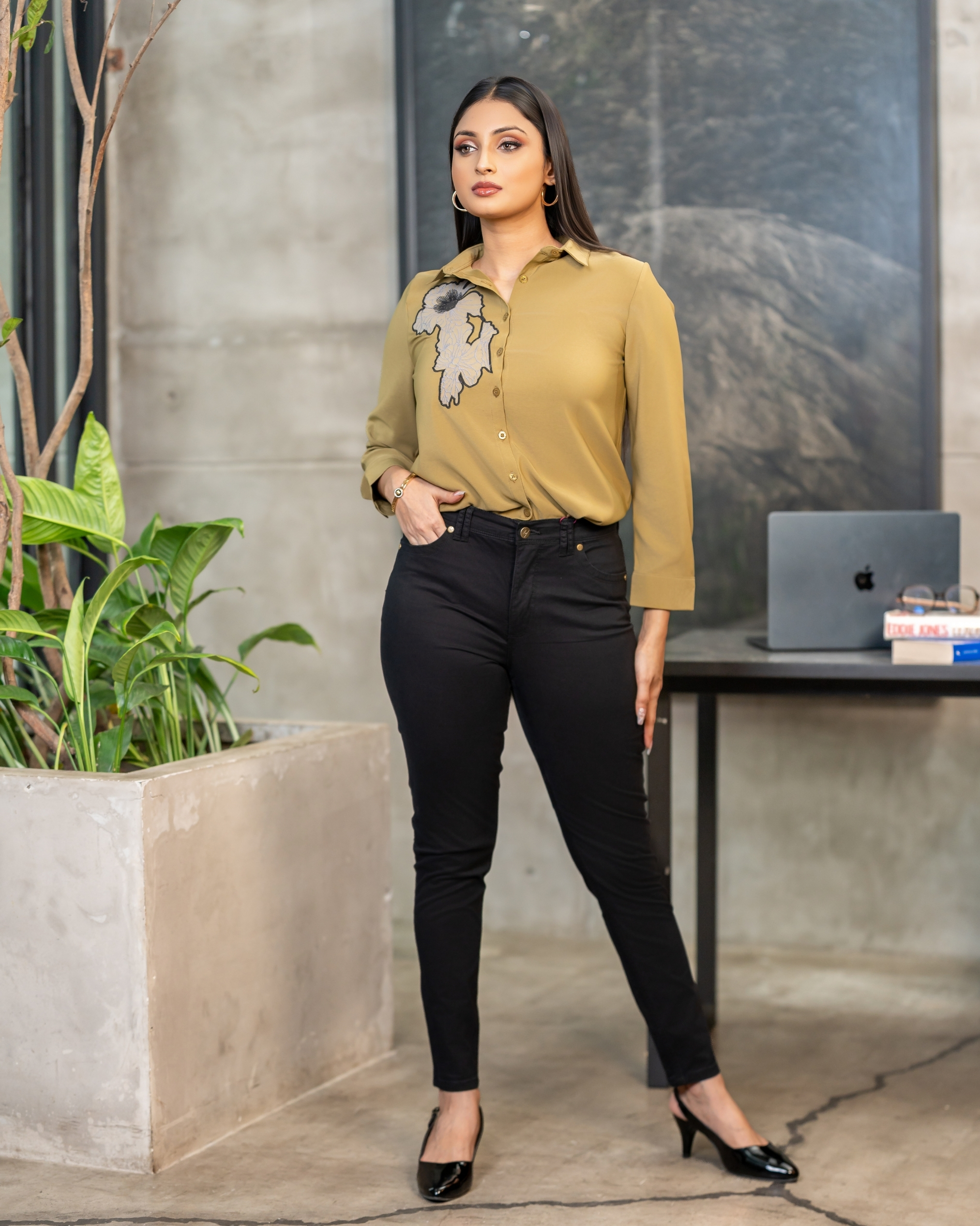 Rivet Detailed Pencil Cut Pant - Image 4