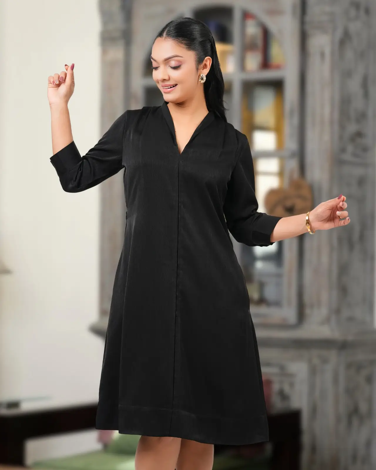Split-Collar Short A-Line Day Dress with Pockets - Image 3