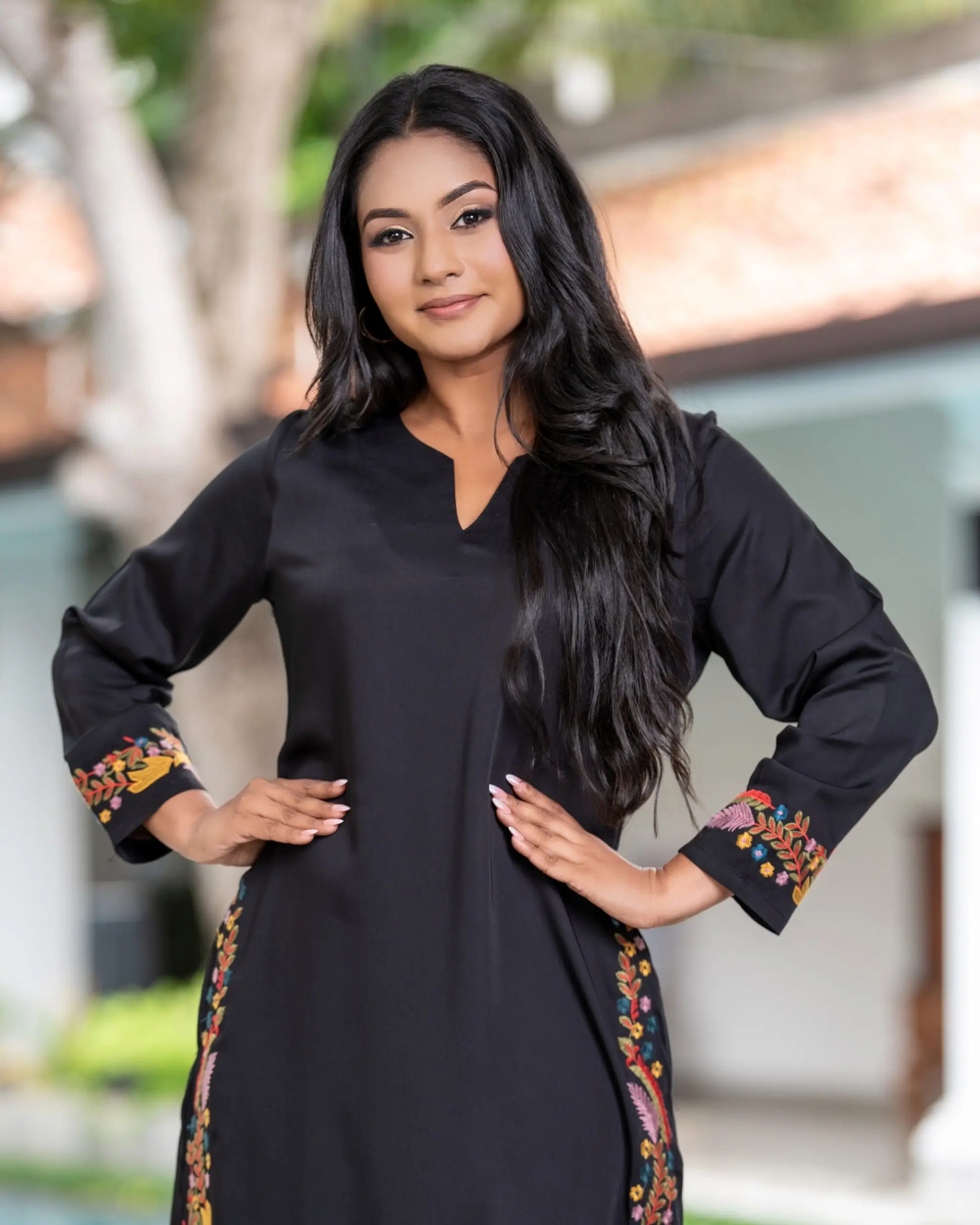 Split-Neck Midi Shift Dress with Floral Border Embroidery - Image 5