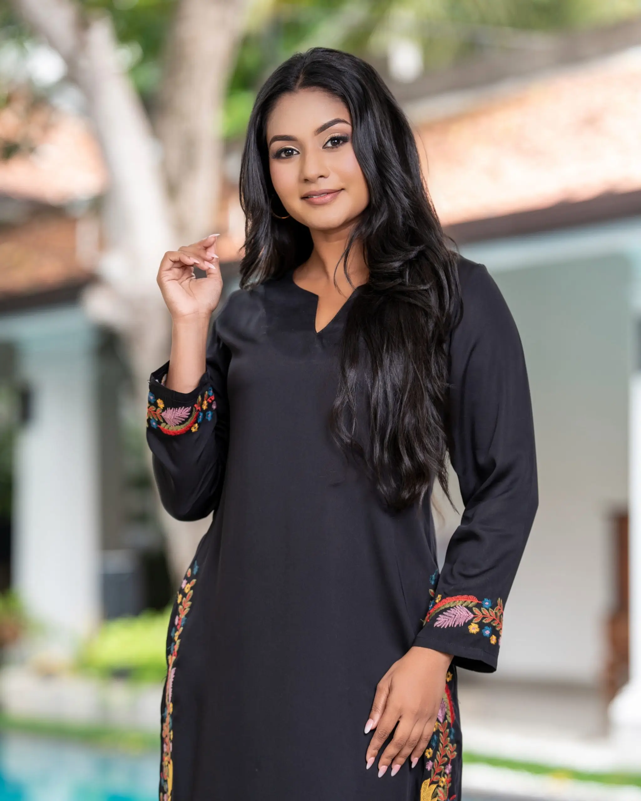 Split-Neck Midi Shift Dress with Floral Border Embroidery - Image 3
