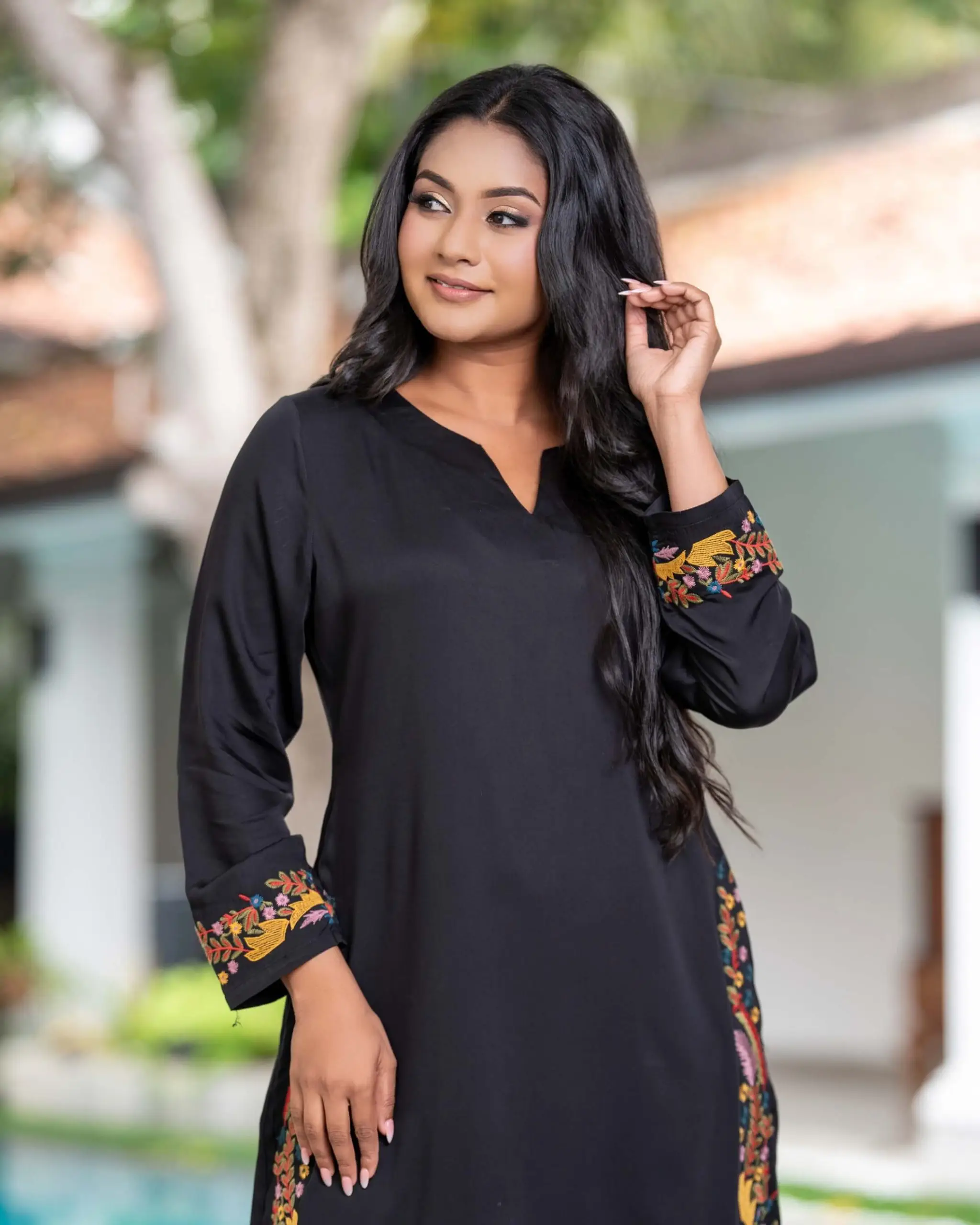 Split-Neck Midi Shift Dress with Floral Border Embroidery - Image 4