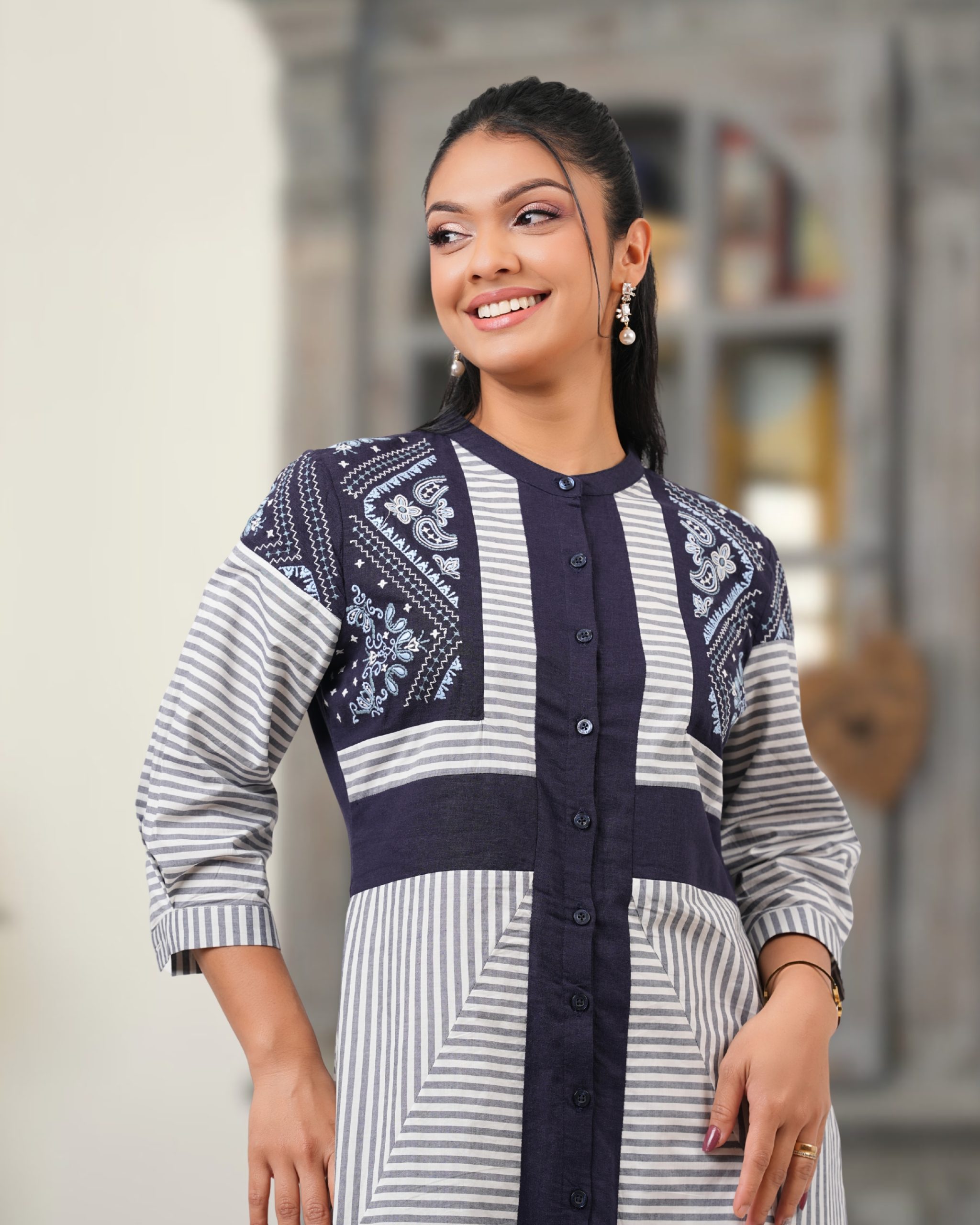 Color Contrast Embroidery Midi Dress - Image 3