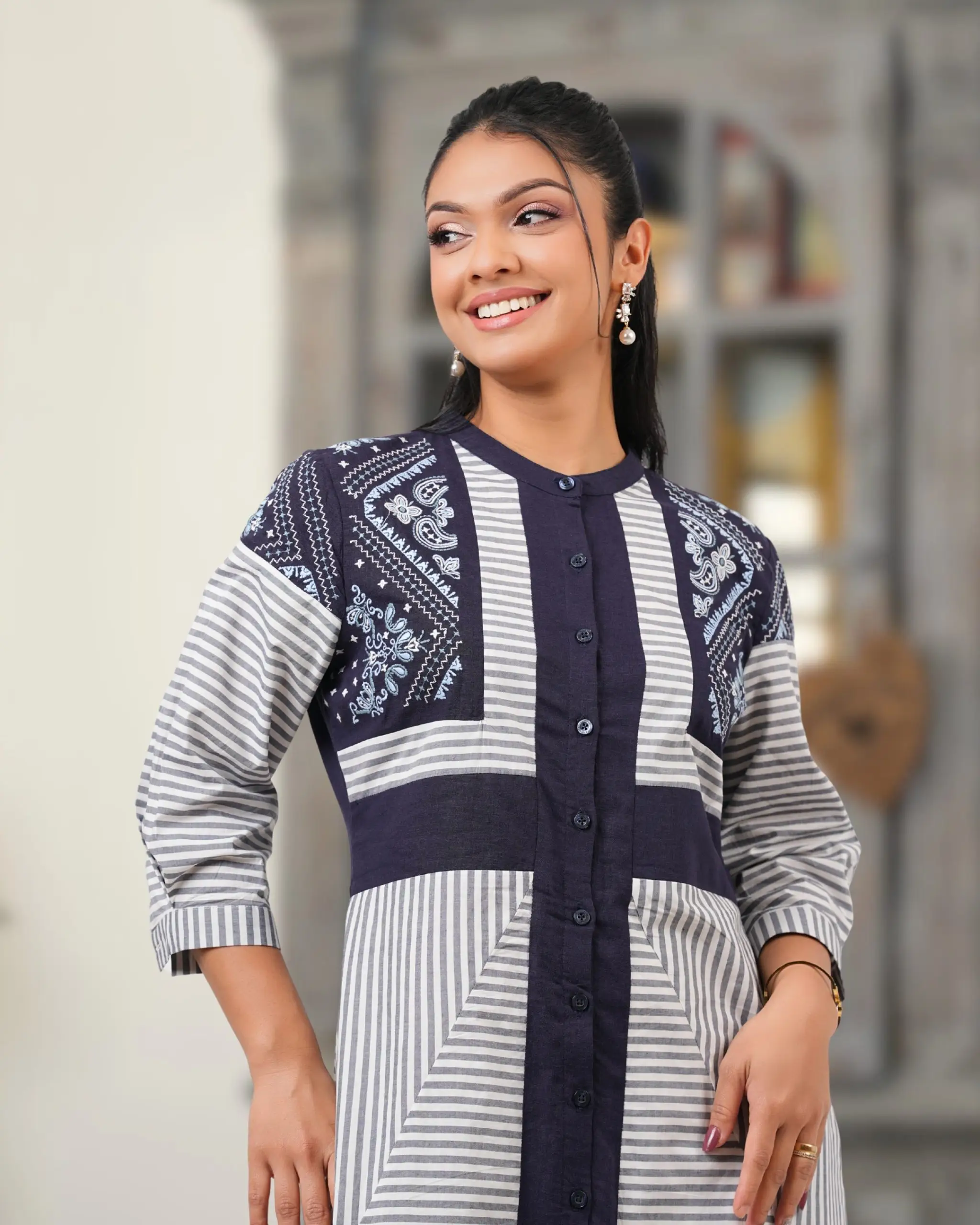 Color Contrast  Embroidery Midi Dress - Image 3