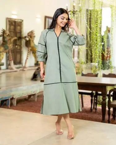 The Contrast Piping Raglan Sleeve Midi Dress